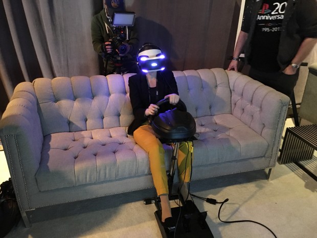 Auch Zubehör wie das Lenkrad funktioniert im virtuellen Raum. (Foto: Golem.de / Peter Steinlechner)